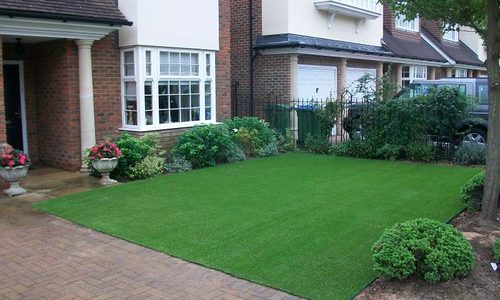 Easigrass place a lovely artificial grass lawn at the front of a house in Surrey KT 11